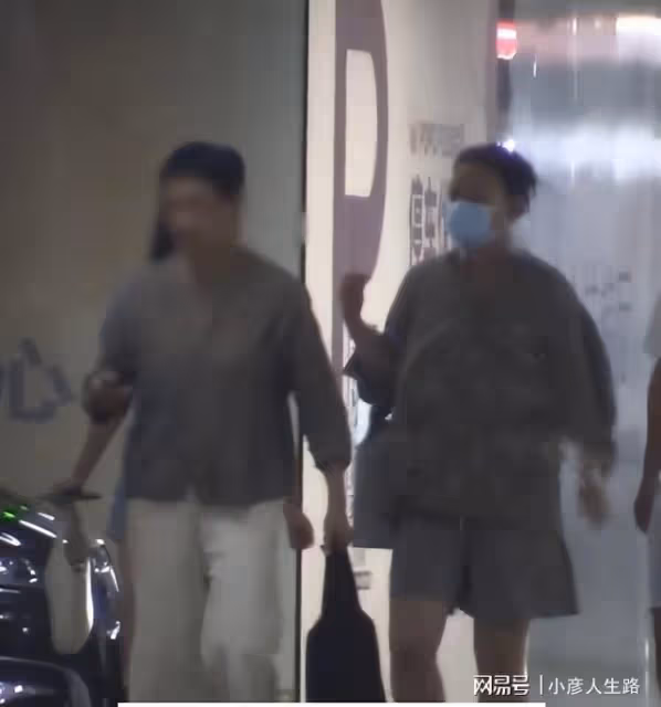 馬思純回國後陪家人逛街!身材發福比媽媽還胖,挺肚子走路引熱議
