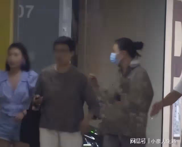 馬思純回國後陪家人逛街!身材發福比媽媽還胖,挺肚子走路引熱議
