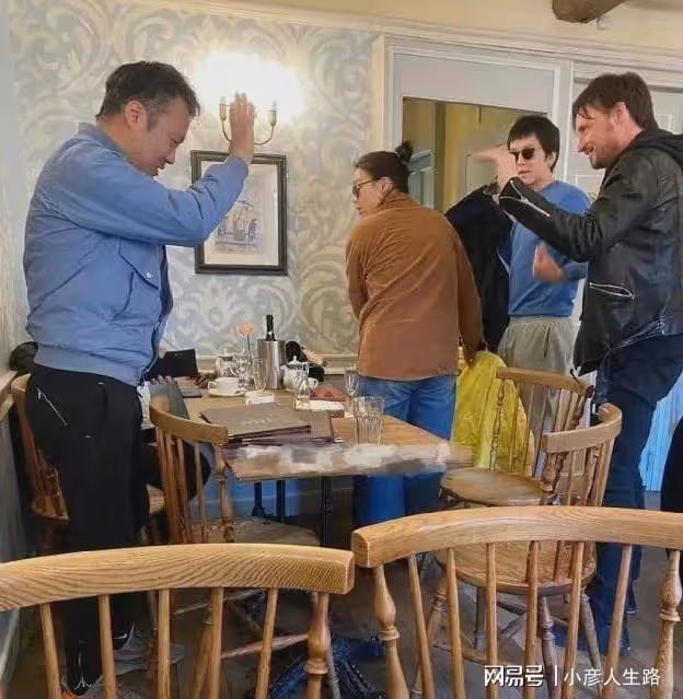 馬思純回國後陪家人逛街!身材發福比媽媽還胖,挺肚子走路引熱議