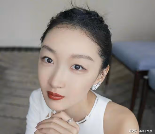 劉昊然和周冬雨傳戀情,粉絲曬圖否認,原來都是取景地