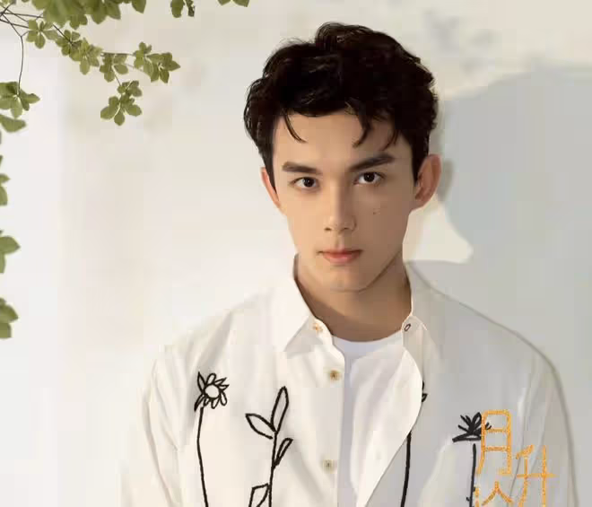 24歲男星被曝愛撩妹,工作期間仍在叫妹去房間,吳磊戀情意外曝光