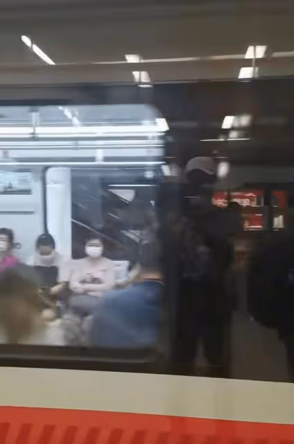 亮劍老戲骨擠地鐵出行,吃鄉村蒼蠅小館無人識,高顏值老婆疑現身