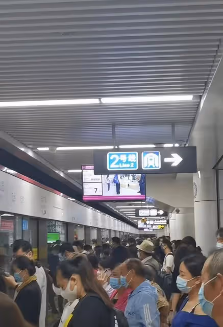 亮劍老戲骨擠地鐵出行,吃鄉村蒼蠅小館無人識,高顏值老婆疑現身