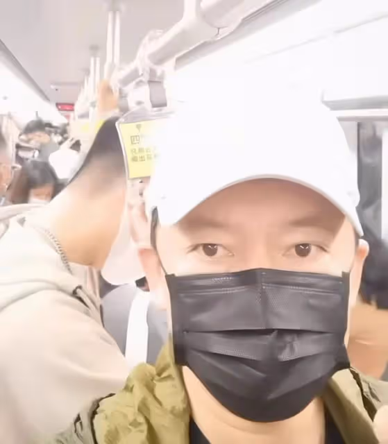 亮劍老戲骨擠地鐵出行,吃鄉村蒼蠅小館無人識,高顏值老婆疑現身