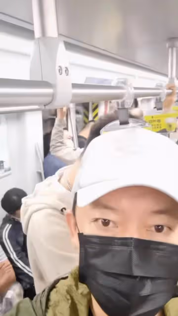 亮劍老戲骨擠地鐵出行,吃鄉村蒼蠅小館無人識,高顏值老婆疑現身