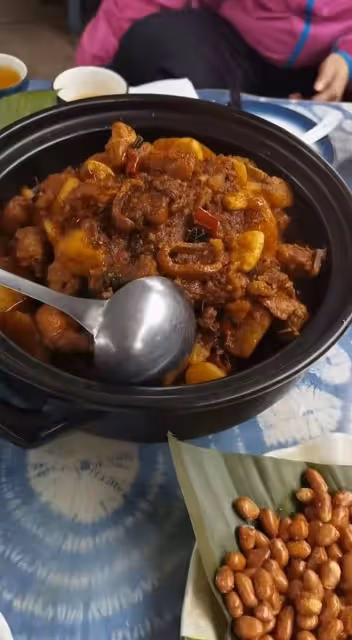 亮劍老戲骨擠地鐵出行,吃鄉村蒼蠅小館無人識,高顏值老婆疑現身