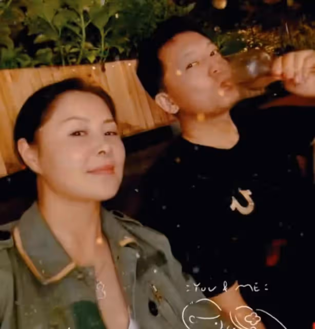 亮劍老戲骨擠地鐵出行,吃鄉村蒼蠅小館無人識,高顏值老婆疑現身