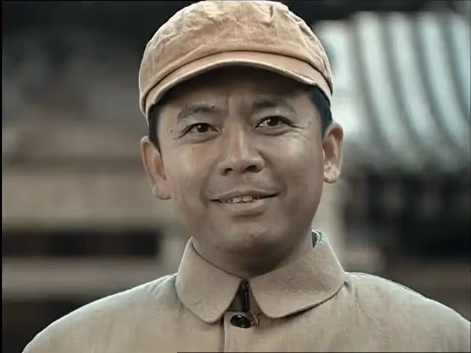 亮劍老戲骨擠地鐵出行,吃鄉村蒼蠅小館無人識,高顏值老婆疑現身