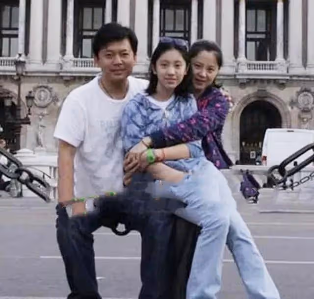 亮劍老戲骨擠地鐵出行,吃鄉村蒼蠅小館無人識,高顏值老婆疑現身