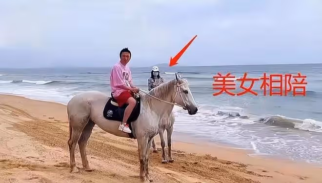 王思聰與美女海邊騎馬,滿臉通紅眉頭緊皺,髮際線上移宛如小老頭