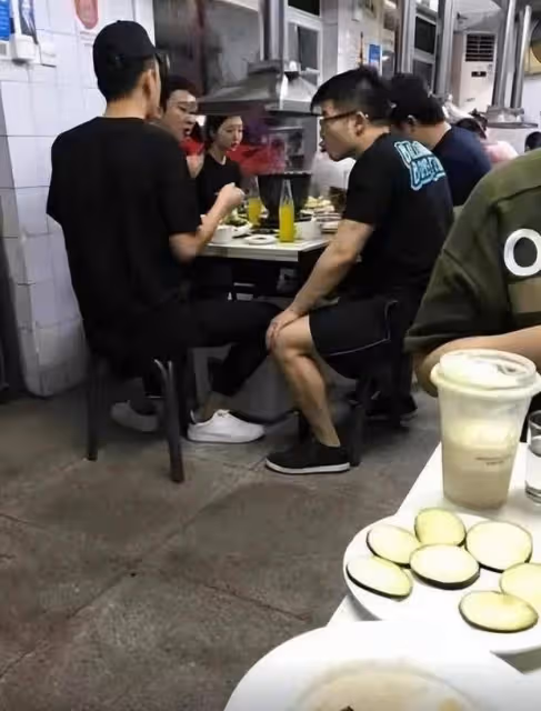 王思聰與美女海邊騎馬,滿臉通紅眉頭緊皺,髮際線上移宛如小老頭