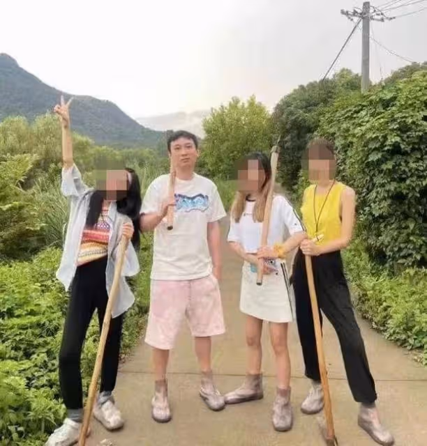 王思聰與美女海邊騎馬,滿臉通紅眉頭緊皺,髮際線上移宛如小老頭