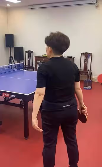 鄧亞萍一家三口打球,16歲兒子長鬍須比爸壯碩,小小年紀就拿冠軍