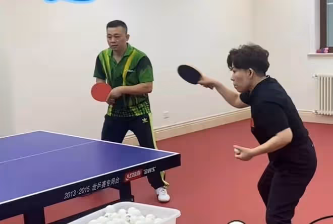 鄧亞萍一家三口打球,16歲兒子長鬍須比爸壯碩,小小年紀就拿冠軍