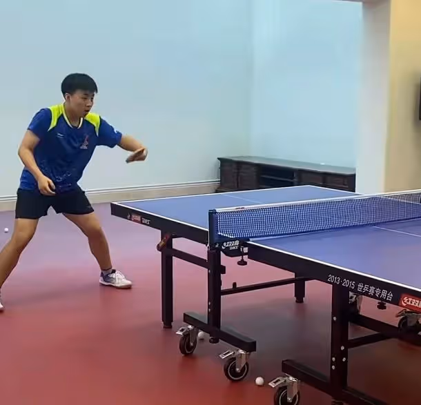 鄧亞萍一家三口打球,16歲兒子長鬍須比爸壯碩,小小年紀就拿冠軍