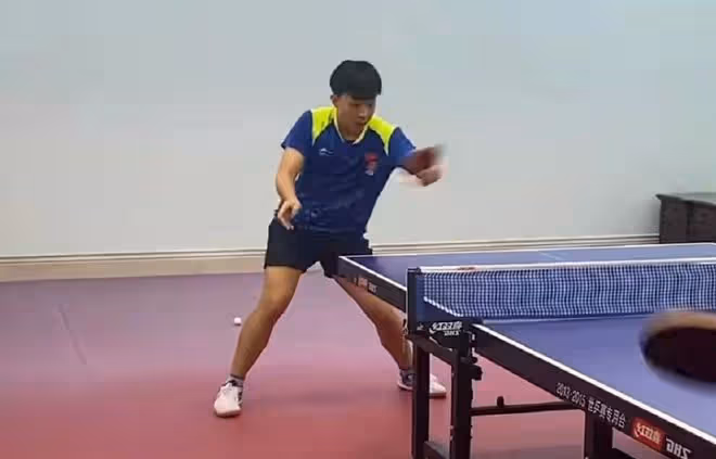 鄧亞萍一家三口打球,16歲兒子長鬍須比爸壯碩,小小年紀就拿冠軍