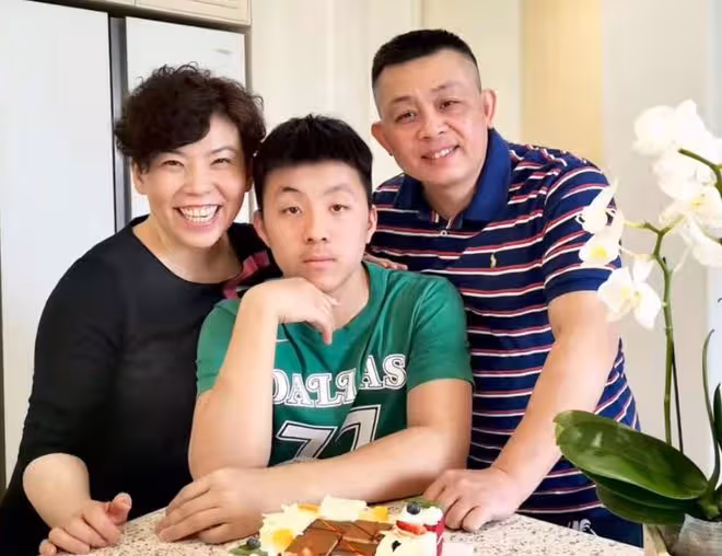 鄧亞萍一家三口打球,16歲兒子長鬍須比爸壯碩,小小年紀就拿冠軍
