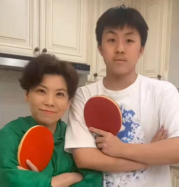 鄧亞萍一家三口打球,16歲兒子長鬍須比爸壯碩,小小年紀就拿冠軍