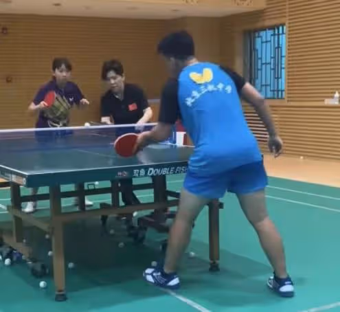 鄧亞萍一家三口打球,16歲兒子長鬍須比爸壯碩,小小年紀就拿冠軍