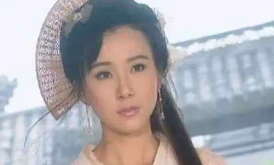 53歲蕭薔如今嘴歪臉僵,身材仍火辣妖嬈,網友:不看臉就行