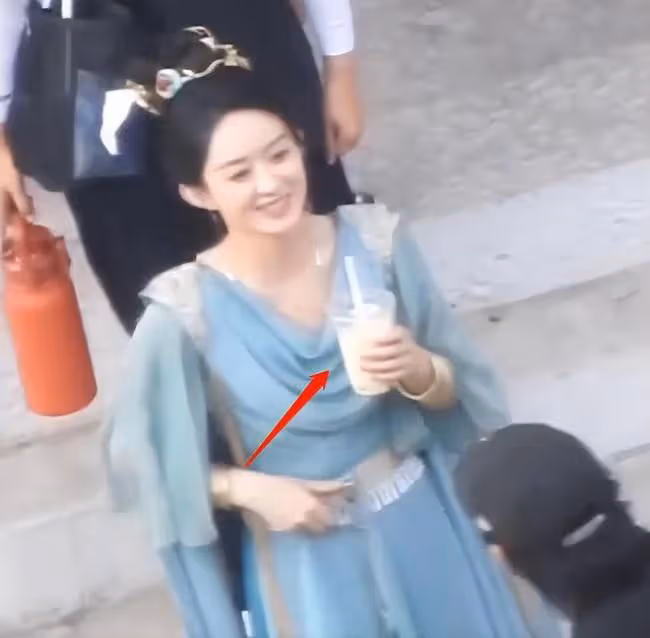 趙麗穎片場狂吸奶茶 鼓起腮幫子似松鼠