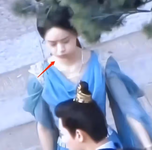 趙麗穎片場狂吸奶茶 鼓起腮幫子似松鼠