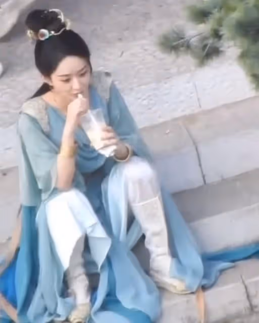 趙麗穎片場狂吸奶茶 鼓起腮幫子似松鼠