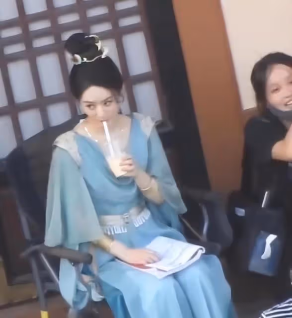 趙麗穎片場狂吸奶茶 鼓起腮幫子似松鼠