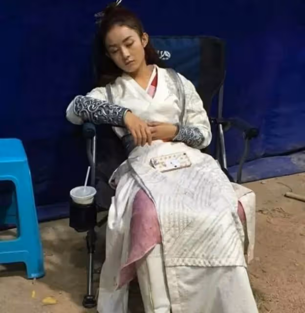 趙麗穎片場狂吸奶茶 鼓起腮幫子似松鼠