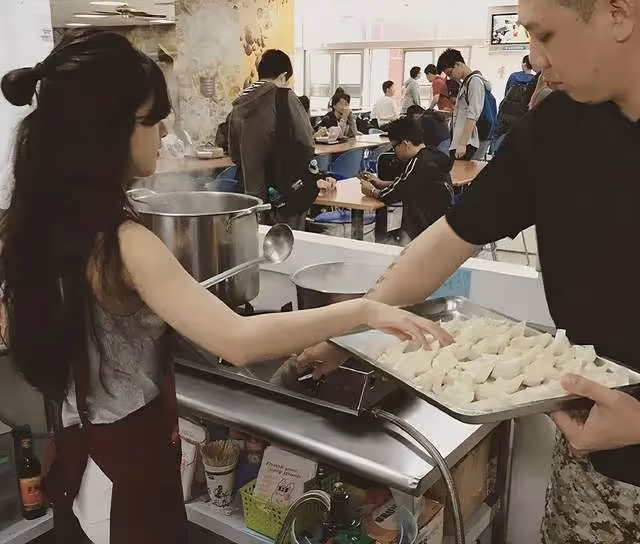 趙露思賣餛飩舊照被曝 在寶島讀書時人氣就很旺