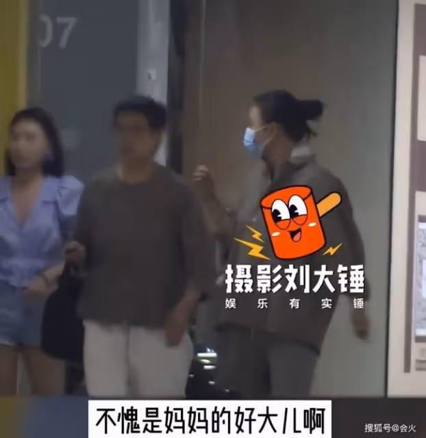 馬思純與媽媽逛街被拍 穿短褲露一雙壯實小腿