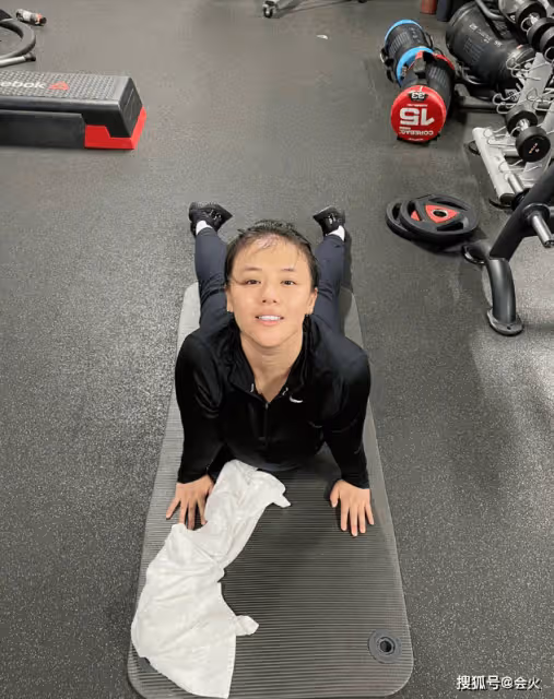 馬思純與媽媽逛街被拍 穿短褲露一雙壯實小腿