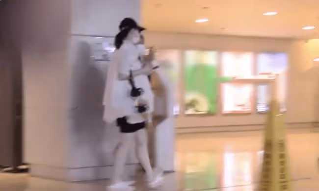 戚薇帶女兒逛街 晚孕期肚大如籮四肢纖細