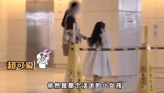 戚薇帶女兒逛街 晚孕期肚大如籮四肢纖細