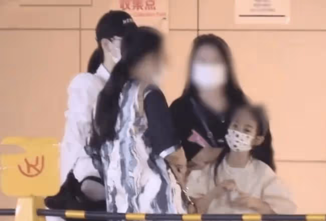 戚薇帶女兒逛街 晚孕期肚大如籮四肢纖細