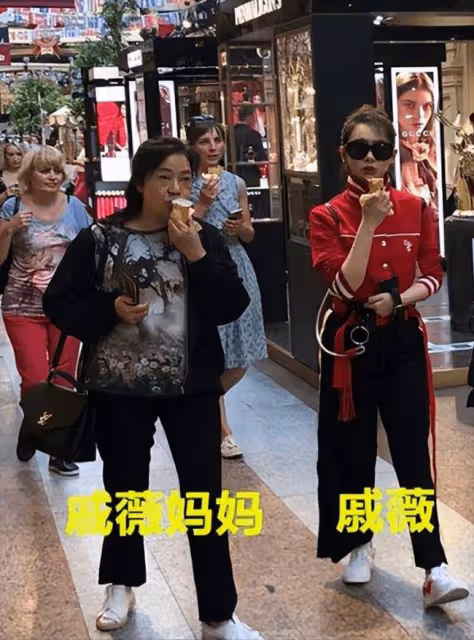 戚薇帶女兒逛街 晚孕期肚大如籮四肢纖細