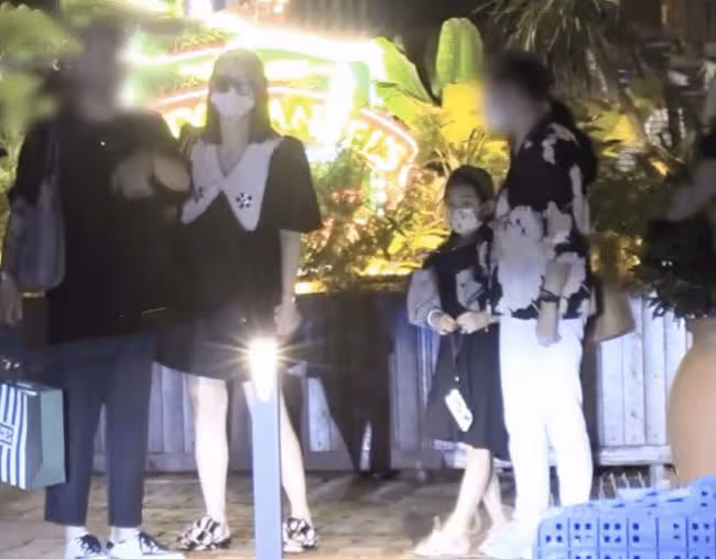 戚薇帶女兒逛街 晚孕期肚大如籮四肢纖細