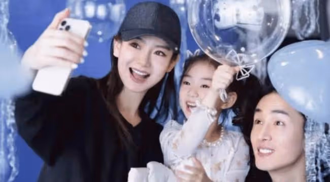 戚薇帶女兒逛街 晚孕期肚大如籮四肢纖細