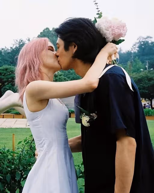 德國粉發「仙女」模特與韓國歌手男友交往8年終領證!網友磕瘋了