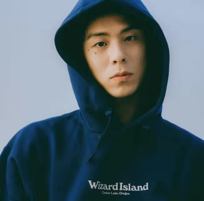 德國粉發「仙女」模特與韓國歌手男友交往8年終領證!網友磕瘋了