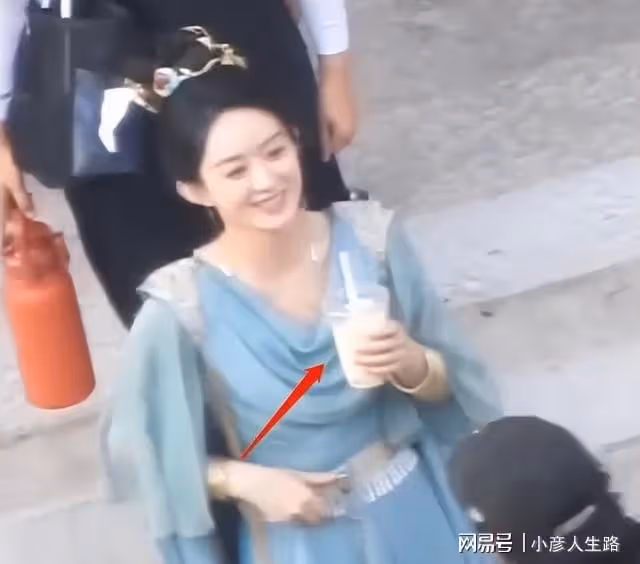 趙麗穎片場瘋狂吸奶茶,鼓起臉頰像松鼠,和男星牽手膚色差異明顯