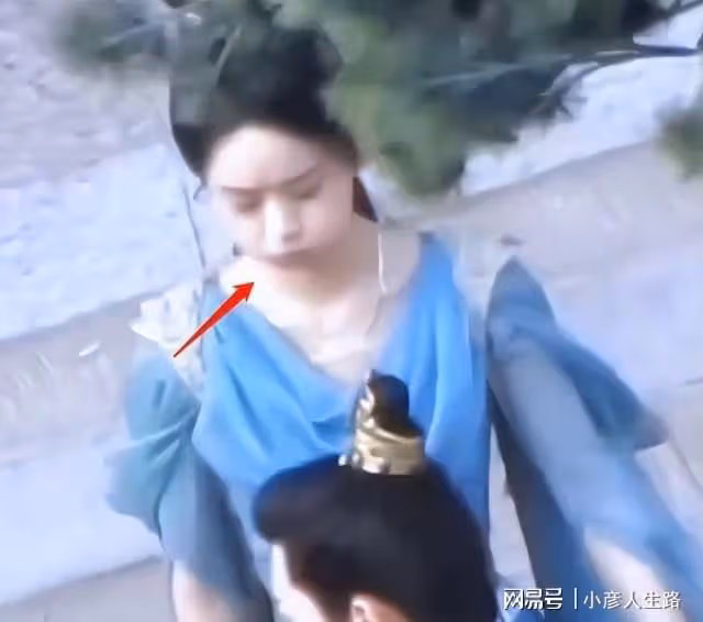 趙麗穎片場瘋狂吸奶茶,鼓起臉頰像松鼠,和男星牽手膚色差異明顯