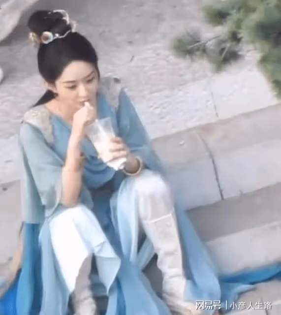 趙麗穎片場瘋狂吸奶茶,鼓起臉頰像松鼠,和男星牽手膚色差異明顯