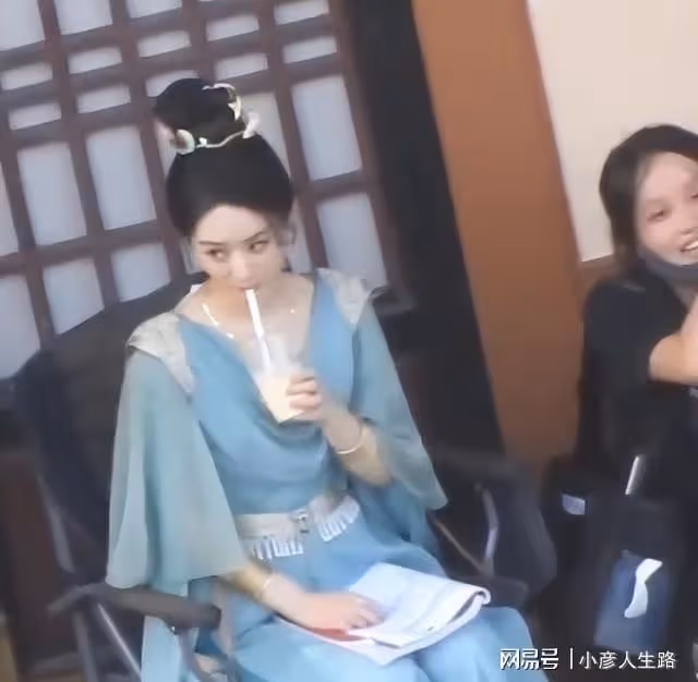 趙麗穎片場瘋狂吸奶茶,鼓起臉頰像松鼠,和男星牽手膚色差異明顯