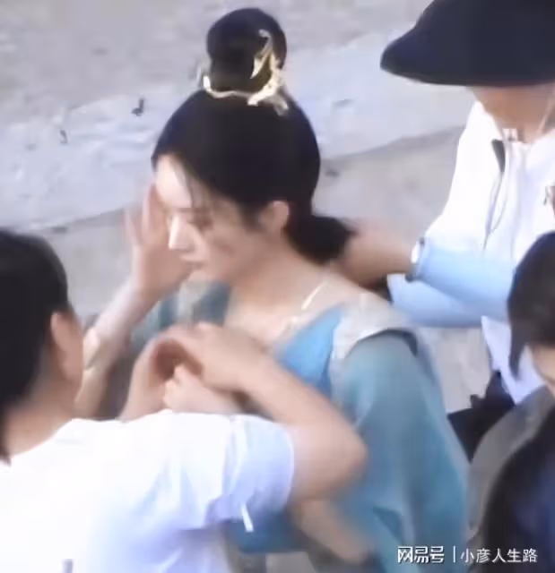 趙麗穎片場瘋狂吸奶茶,鼓起臉頰像松鼠,和男星牽手膚色差異明顯