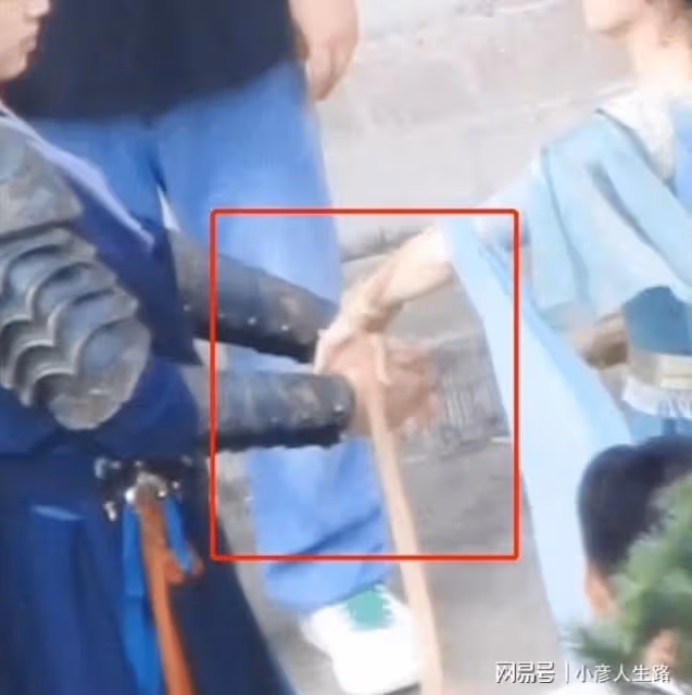 趙麗穎片場瘋狂吸奶茶,鼓起臉頰像松鼠,和男星牽手膚色差異明顯