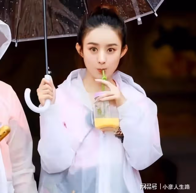 趙麗穎片場瘋狂吸奶茶,鼓起臉頰像松鼠,和男星牽手膚色差異明顯