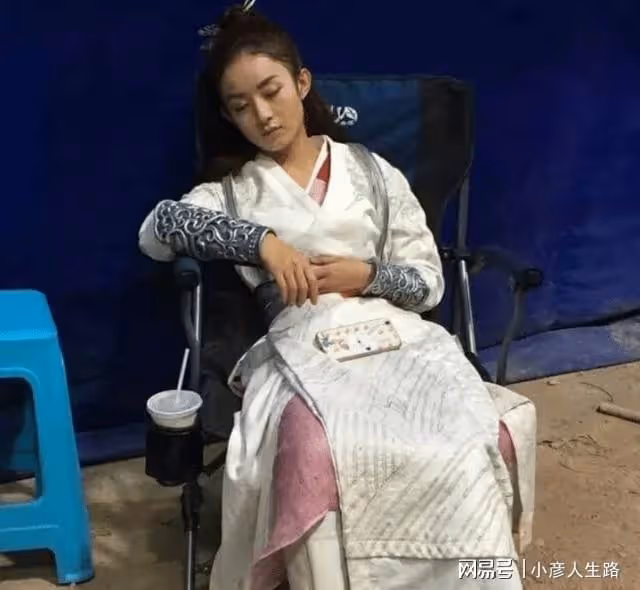 趙麗穎片場瘋狂吸奶茶,鼓起臉頰像松鼠,和男星牽手膚色差異明顯