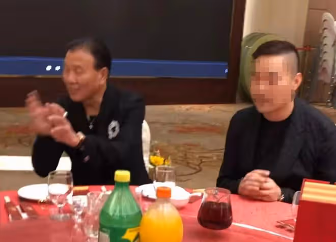 65歲萬梓良近況曝光,現身酒局穿金戴銀好富貴,飯桌上擺茅台吸睛