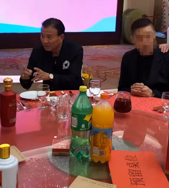 65歲萬梓良近況曝光,現身酒局穿金戴銀好富貴,飯桌上擺茅台吸睛